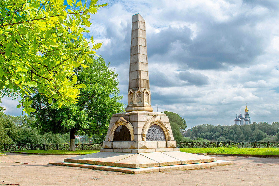 Ленивая площадка с памятником 800-летию Вологды